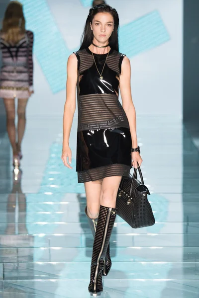Look 16